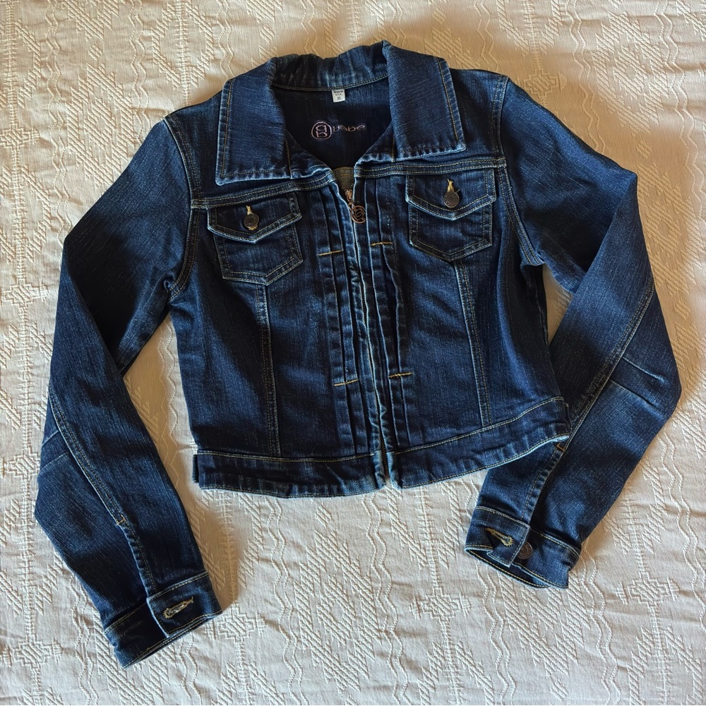 BEBE Cropped Denim Jean Jacket sz XS ~ 34 chest, 17” crop length ~ Medium Blue